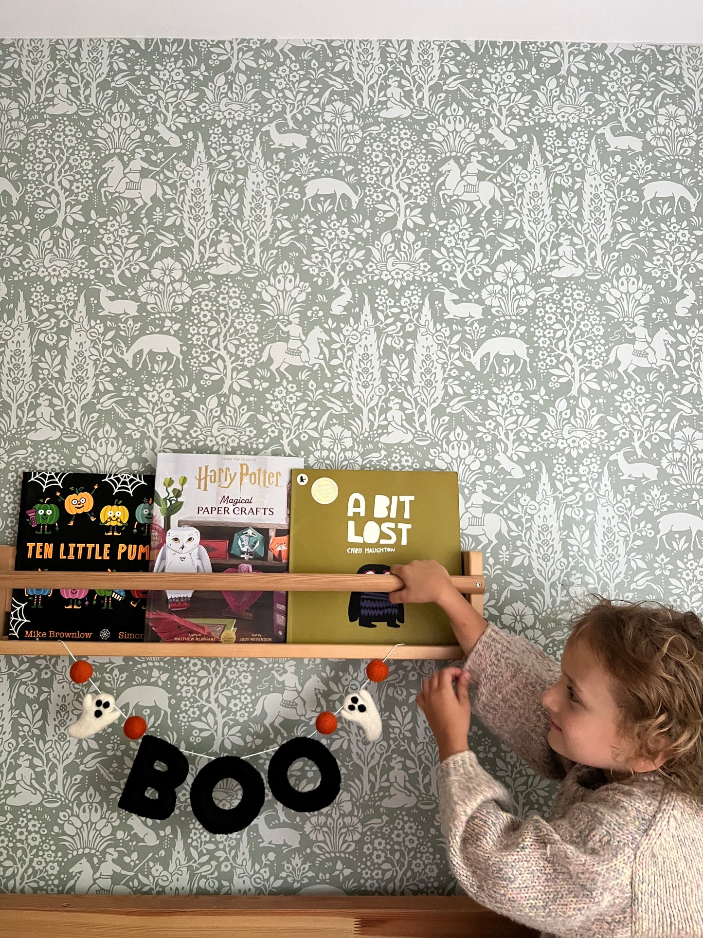 Boo garland