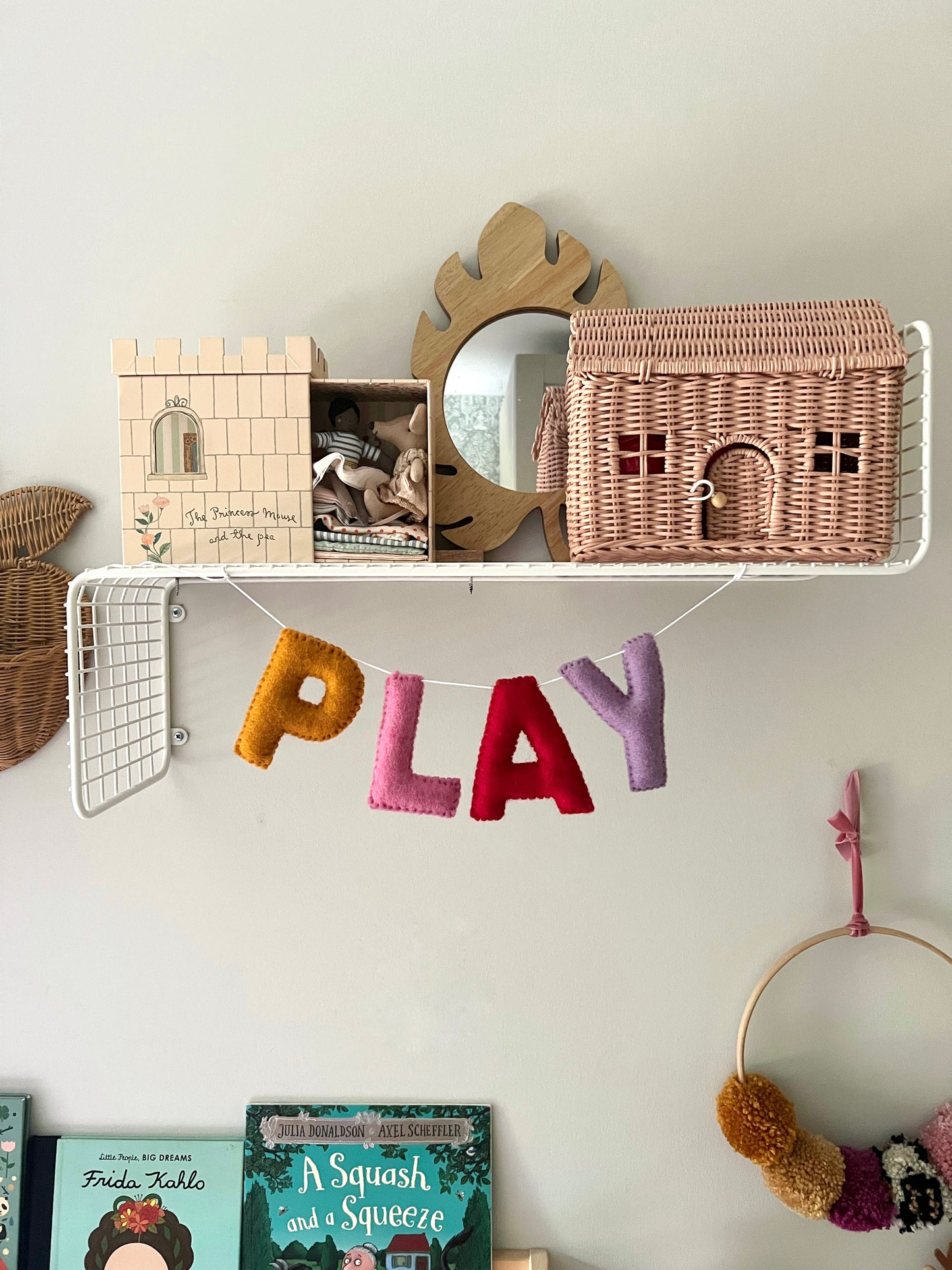 PLAY garland
