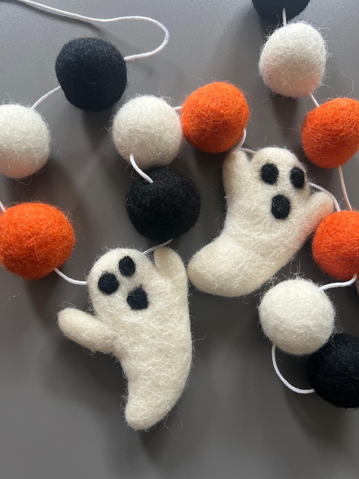Felt ghosts and balls garland