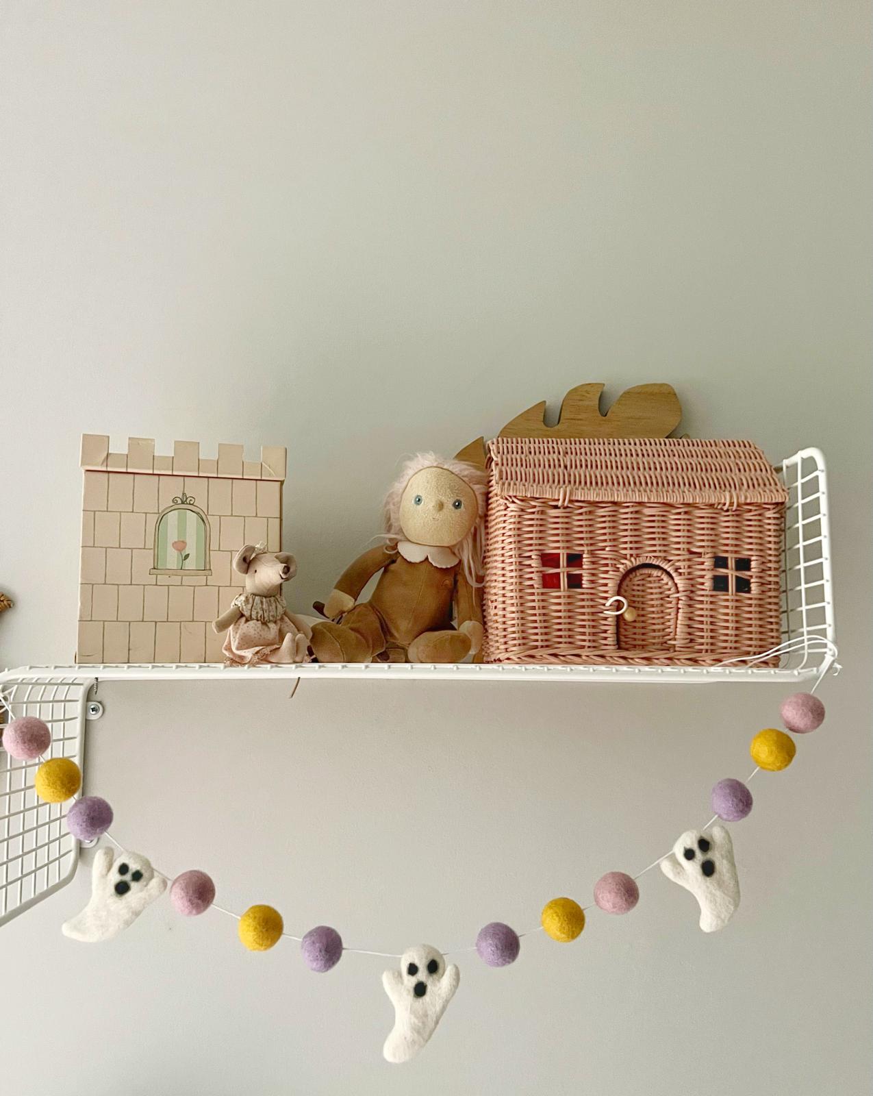 Felt ghosts and balls garland pink
