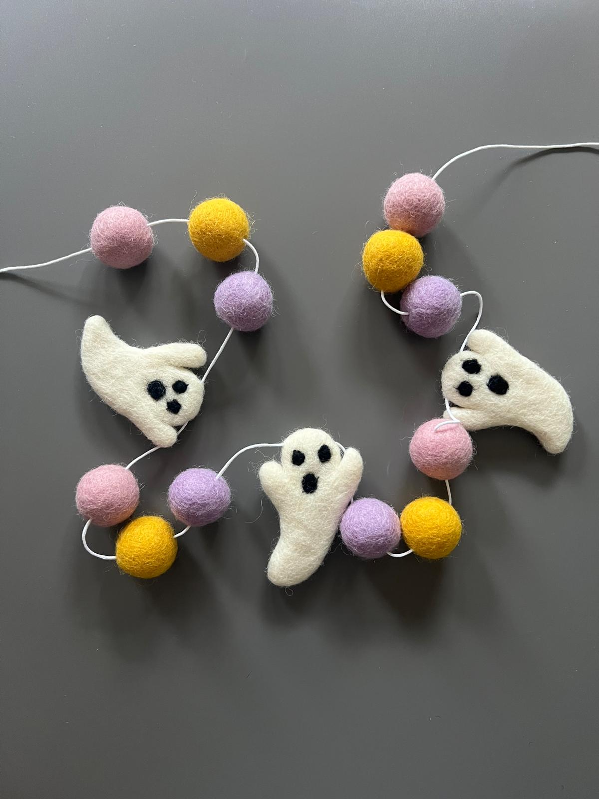 Felt ghosts and balls garland pink